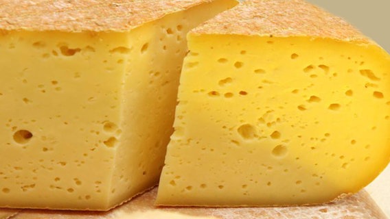 Ein großes Stück Käse. © picture-alliance Foto: Robert Haas