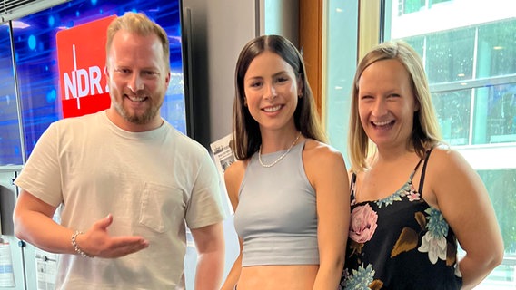 Lena Meyer-Landrut am 24. Juni zu Gast im NDR 2 Studio/Sitzt am Mikrofon © NDR 2 