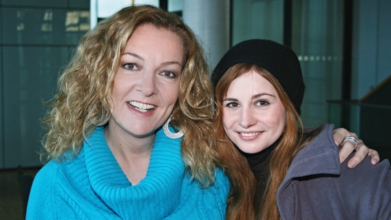 NDR 2 Moderatorin Bettina Tietjen (li.) und die Schauspielerin Josefine Preuss beim Interview im Dezember 2012 © NDR 2 Foto: Andreas Sorgenfrey