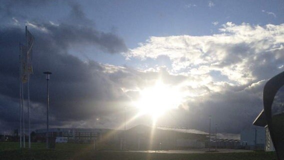 Die Sonne geht am fluffigen Himmel auf. © Privat Foto: NDR 2 Hörer Fritz