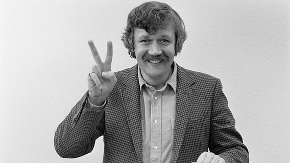 1980 ist Carlo von Tiedemann Moderator der NDR 2 Sendung "Von neun bis halb eins". © NDR/Astrid Ott 