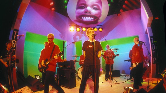 Die Band Chumbawamba bei der BBC-Sendung "Top Of The Pops". © IMAGO / ZUMA Wire 
