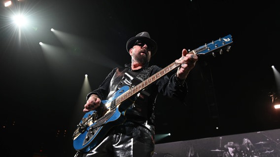 Dave Stewart spielt eine E-Gitarre. © IMAGO / Cover-Images 