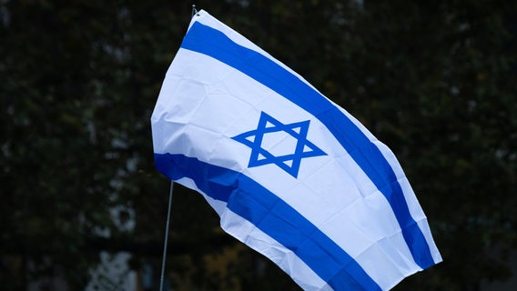 Die Flagge Israels weht im Wind. © IMAGO / imagebroker 