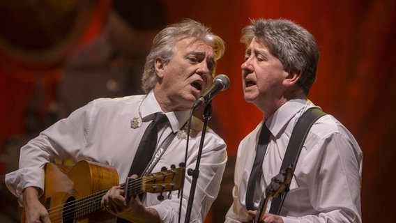 Sänger Peter Howarth (li.) und Gitarrist Tony Hicks (re., seit 1963 in der Band) von der Band The Hollies bei einem Konzert in Dresden. © IMAGO / Andreas Weihs 