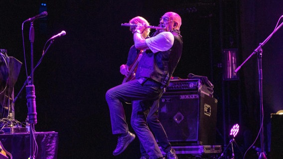 Ian Anderson, Frontman von Jethro Tull spielt auf einem Konzert in Italien Querflöte. © IMAGO / Independent Photo Agency 