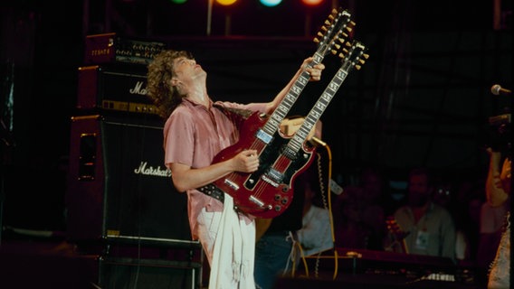 Der Gitarrist Jimmy Page bei einem Konzert. © IMAGO / Pond5 Images 