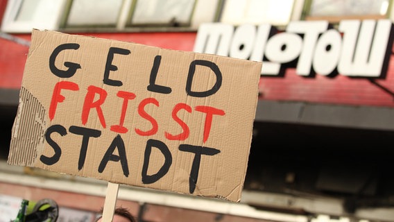 Ein Schild bei einer Kundgebung für den Erhalt des Molotow Musikclubs in Hamburg. © IMAGO / Hanno Bode 