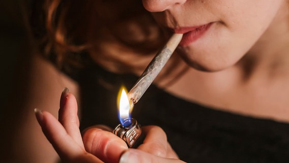 Junge Frau raucht Marihuana © Westend61 / photocase.de 