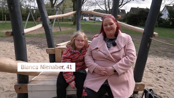 Bianca Nienaber sitzt mit ihrer Tochter auf einem Spielplatz. © NDR 