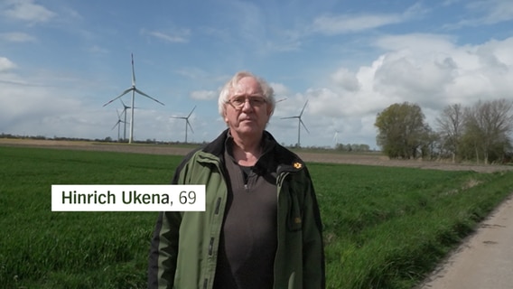 Hinrich Ukena steht neben einem Feld. © NDR 