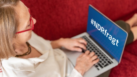 Eine junge Frau steht vor einem PC. Auf dem Bildschirm steht "#NDRfragt" © Photocase Foto: SianStock