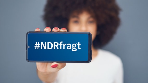Ein junger Mann sitzt vor einem Laptop. Auf dem Bildschirm steht "#NDRfragt" © PantherMedia Foto: Yuri Arcurs
