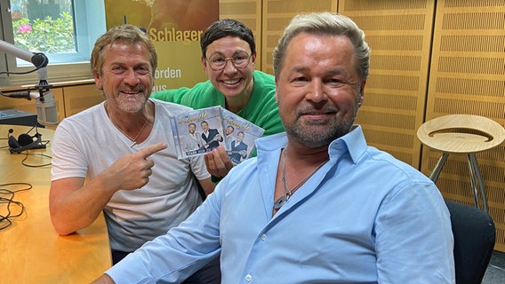 Das Schlager-Duo "Die Freunde" - Hansi Süssenbach und Frank Cordes (v.l.) - mit Martina Gilica im NDR Schlager Studio © NDR Foto: Wolf-Rüdiger Leister