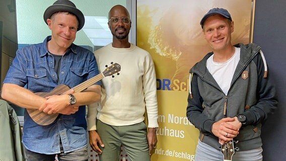 Christopher Garbers (links) und Gunnar Schmidt (rechts) vom Gesangs-Duo "Die JunX" mit Moderator Yared Dibaba im NDR Schlager Studio am 08.06.2022 © NDR Foto: Wolf-Rüdiger Leister