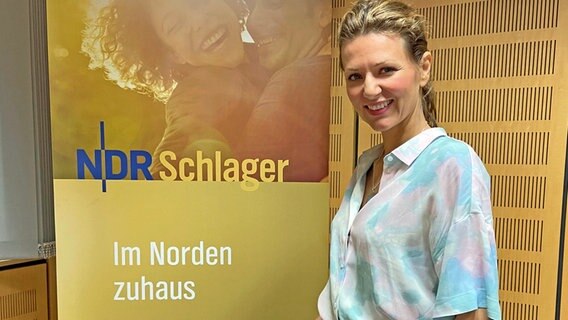 Die Sängerin und Schauspielerin Ella Endlich im NDR Schlager Studio am 17.06.2022 © NDR Foto: Wolf-Rüdiger Leister