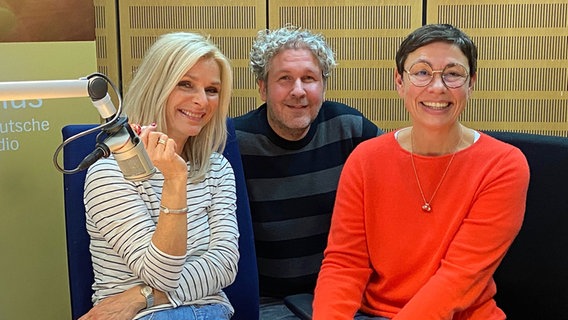 Sängerin und Moderatorin Uta Bresan zu Gast im NDR Schlager Studio bei Martina Gilica und Carsten Thiele (3.10.2021) © NDR Foto: Wolf-Rüdiger Leister