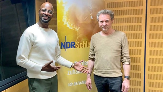 Der Sänger und Musiker Otto Groote (rechts) mit Moderator Yared Dibaba im NDR Schlager Studio am 08.06.2022 © NDR / Carina Schiller Foto: Carina Schiller