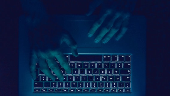 Zwei Hände über einer Tastatur im Dunklen. © Photocase Foto:  PolaRocket