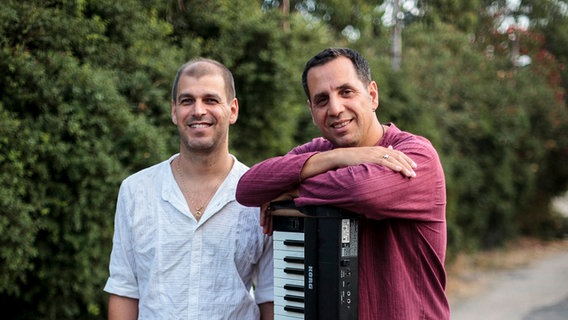 Alon & Joca, das sind der Pianist Alon Javnai (rechts) und Perkussionist Joca Perpignan. © Alon & Joca 