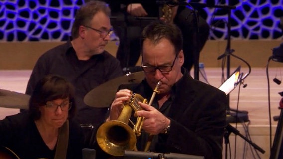 Screenshot: Claus Stötter von der NDR Bigband spielt beim Konzert "American Cool Jazz" in der Elbphilharmonie Hamburg das Flügelhorn. © NDR Bigband Foto: Screenshot