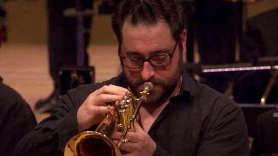 Screenshot aus dem Konzertmitschnitt aus der Elbphilharmonie Hamburg: Percy Pursglove von der NDR Bigband spielt Trompete. © NDR Bigband Foto: Screenshot