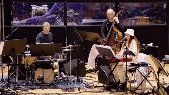 Screenshot: Das Duo ÄTNA probt mit der NDR Bigband im Studio 1 des NDR. © NDR Bigband Foto: Screenshot
