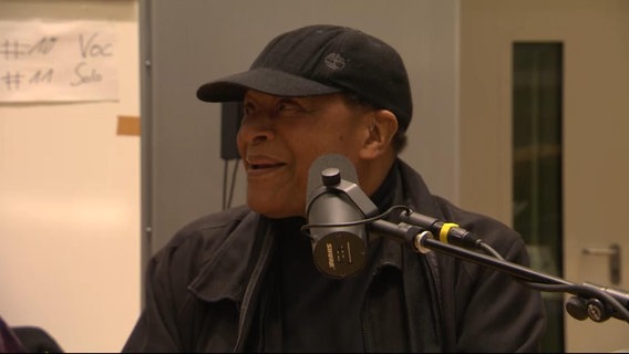 Screenshot: Jazz-Sänger Al Jarreau während einer Probe im Studio Eins des NDR in Hamburg mit der NDR Bigband. © NDR Foto: Screenshot