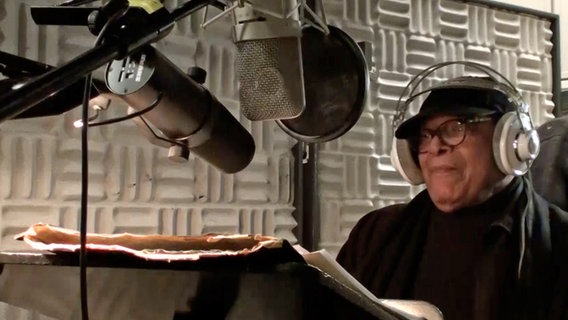 Screenshot: Jazz-Sänger Al Jarreau während einer Probe im Studio Eins des NDR in Hamburg mit der NDR Bigband. © NDR Foto: Screenshot