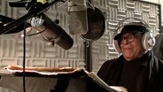 Screenshot: Jazz-Sänger Al Jarreau während einer Probe im Studio Eins des NDR in Hamburg mit der NDR Bigband. © NDR Foto: Screenshot