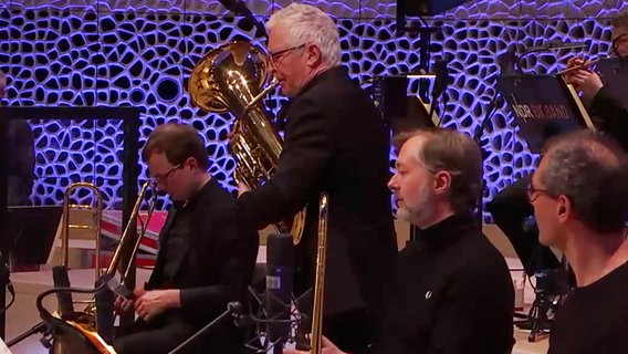 Screenshot aus dem Konzertmitschnitt aus der Elbphilharmonie Hamburg:  Dan Gottshall von der NDR Bigband spielt das Euphonium. © NDR Bigband Foto: Screenshot