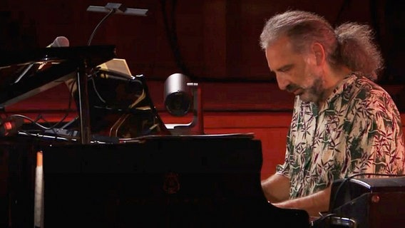 Screenshot: Pianist Stefano Bollani während des Konzerts mit der NDR Bigband in Hannover im September 2021. © NDR Bigband Foto:  Screenshot