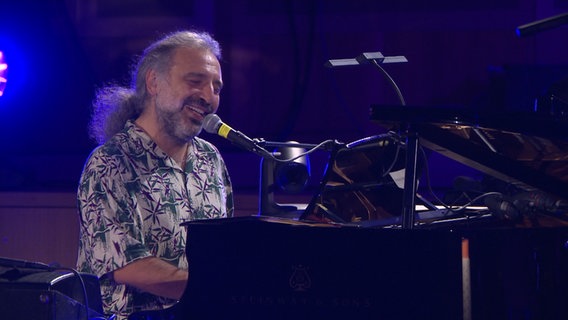 Screenshot: Pianist Stefano Bollani während des Konzerts mit der NDR Bigband in Hannover im September 2021. © NDR Bigband Foto: Screenshot