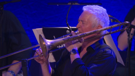 Screenshot: Posaunist Dan Gottshall während des Konzerts mit der NDR Bigband in Hannover im September 2021. © NDR Bigband Foto: Screenshot