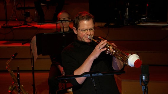 Screenshot: Trompeter Ingolf Burkhardt  von der NDR Bigband während des Konzerts "A Different Christmas" am 17. Dezember 2020 im Rolf-Liebermann-Studio des NDR. © NDR Bigband Foto: Screenshot