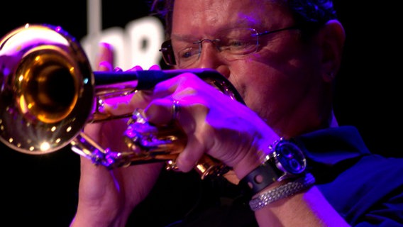 Screenshot: Trompeter Ingolf Burkhardt spielt mit der NDR Bigband während des Konzerts "A Different Christmas" am 17. Dezember 2020 im Rolf-Liebermann-Studio des NDR. © NDR Bigband Foto: Screenshot