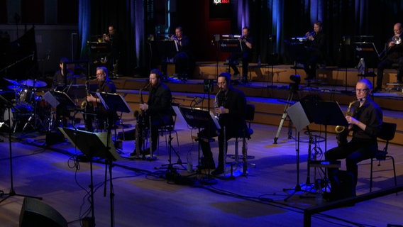 Screenshot: Die NDR Bigband während des Konzerts "A Different Christmas" am 17. Dezember 2020 im Rolf-Liebermann-Studio des NDR. © NDR Bigband Foto: Screenshot