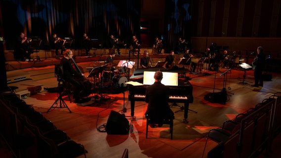Screenshot: die NDR Bigband während des Konzerts "A Different Christmas" am 17. Dezember 2020 im Rolf-Liebermann-Studio des NDR © NDR Bigband Foto: Screenshot