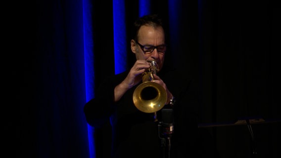 Screenshot: Claus Stötter spielt mit der NDR Bigband während des Konzerts "A Different Christmas" am 17. Dezember 2020 im Rolf-Liebermann-Studio. © NDR BB Foto: Screenshot