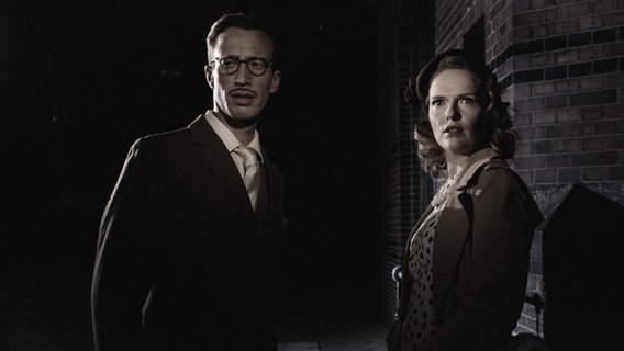 Screenshot: Zwei Schauspieler sind in Schwarz-Weiß in dem Kurzfilm Cinephonie Noir zu sehen. © NDR Bigband Foto: Screenshot