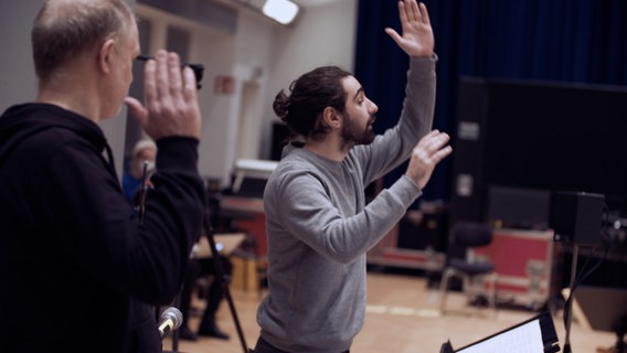 Screenshot: Geir Lysne und junger Dirigent beim "Young Conductors and Composers"-Podium © NDR Foto: Screenshot