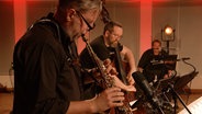 Das Frank Delle Trio und die NDR Bigband spielen zusammen den Titel "Enso". © NDR Bigband Foto: Screenshot
