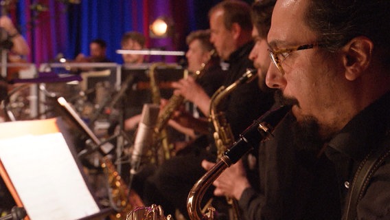 Das Frank Delle Trio und die NDR Bigband spielen zusammen den Titel " Sieben Viertel vor Sieben". © NDR Bigband Foto: Screenshot