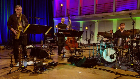 Das Frank Delle Trio und die NDR Bigband spielen zusammen den Titel "Fly and Walk". © NDR Bigband Foto: Screenshot