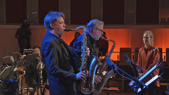 Screenshot: Die Saxofonisten Julius Gawlick und Frank Delle beim Konzert der NDR Bigband mit Komponistin und Arrangeurin Hendrika Entzian. © NDR 