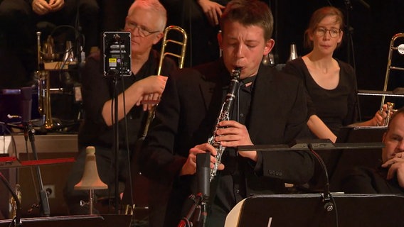 Screenshot: Klarinettist Julius Gawlick spielt mit der NDR Bigband das Programm "Fusion Conclusion". © NDR Bigband Foto: Screenshot