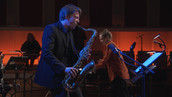 Screenshot: Der Saxofonist Julius Gawlick beim Konzert der NDR Bigband mit Komponistin und Arrangeurin Hendrika Entzian. © NDR 