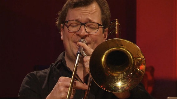 Posaunist Klaus Heidenreich spielt während der Aufnahme im Studio 1 das Stück "Blues for M". © NDR Bigband Foto: Screenshot