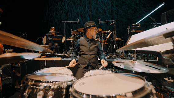 Schlagzeuger John Hollenbeck spielt mit der NDR Bigband ein Konzert auf Kampnagel in Hamburg. © NDR Bigband Foto: Screenshot