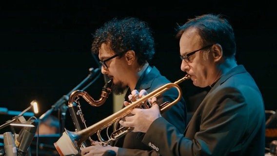 Trompeter Claus Stötter und Saxofonist Luigi Grasso spielen mit der NDR Bigband und Schlagzeuger John Hollenbeck ein Konzert auf Kampnagel in Hamburg. © NDR Bigband Foto: Screenshot